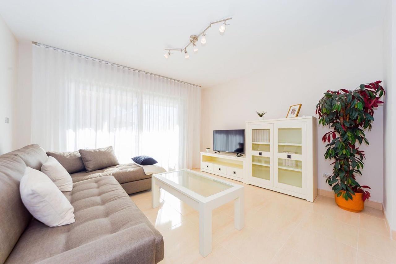 Шикарная квартира на первой линии -Luxury apartment on the first line sea Торевиеха Екстериор снимка